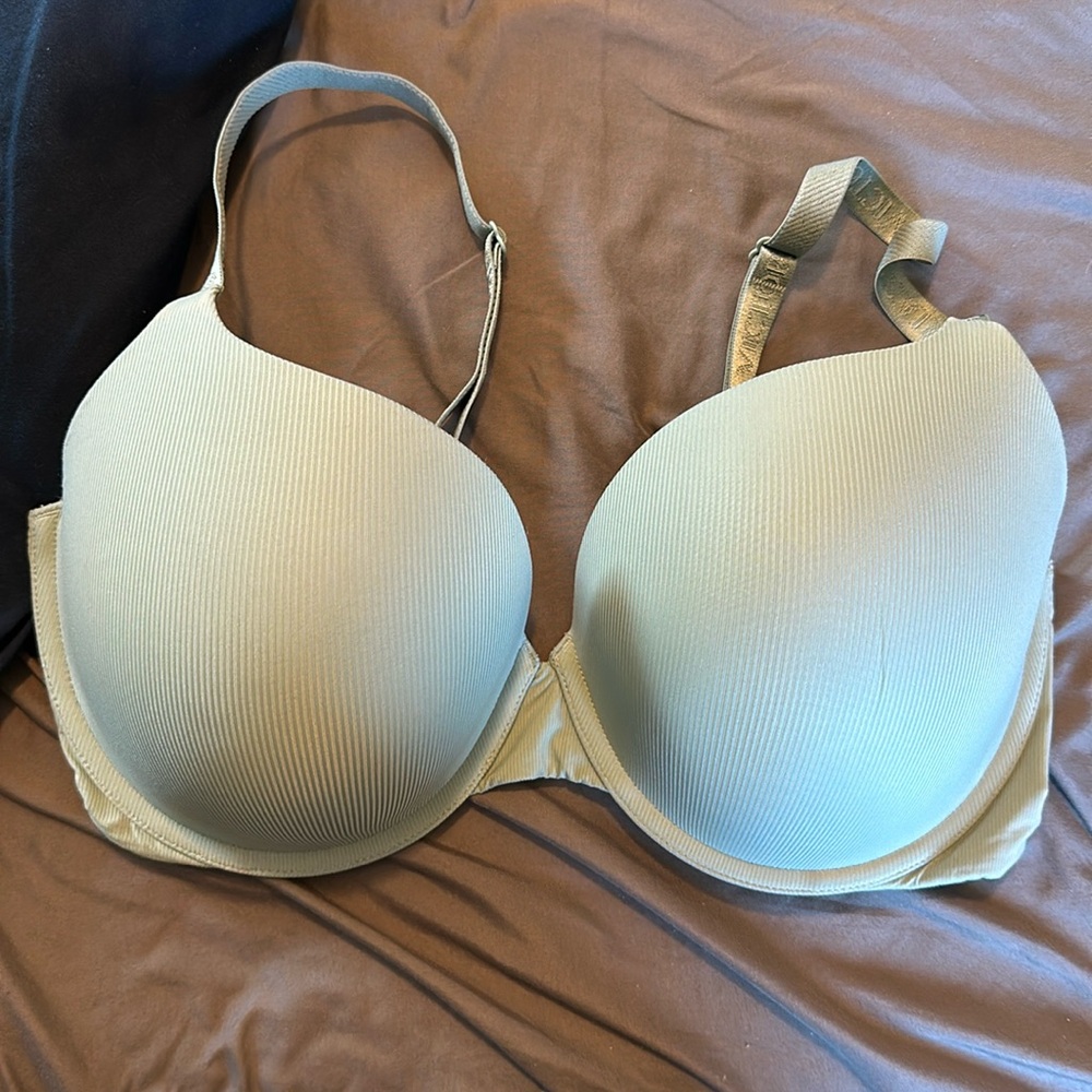 Victoria secret t-shirt push up. Full coverage bra